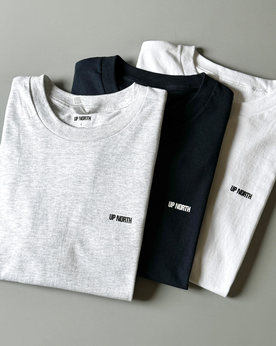 〈UP NORTH〉SMALL LOGO TEE