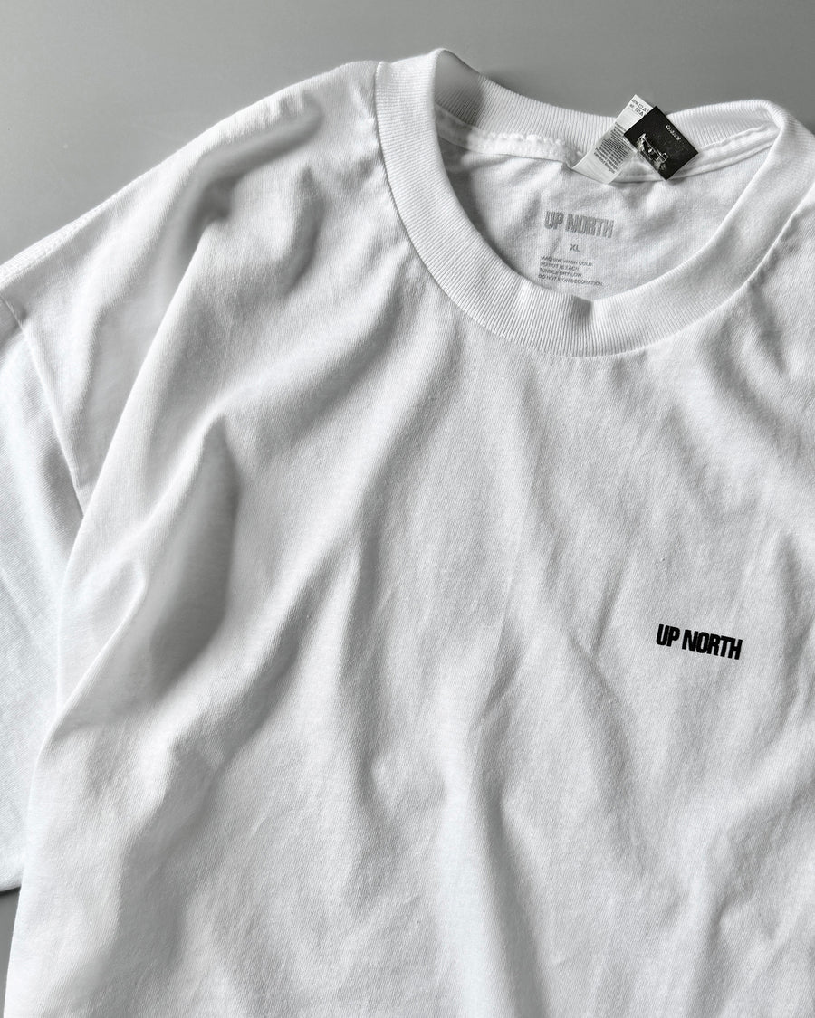 〈UP NORTH〉SMALL LOGO TEE