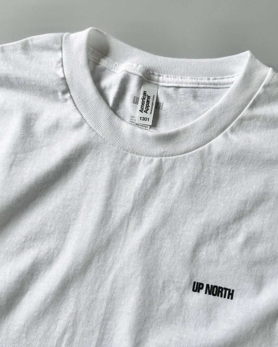 〈UP NORTH〉SMALL LOGO TEE