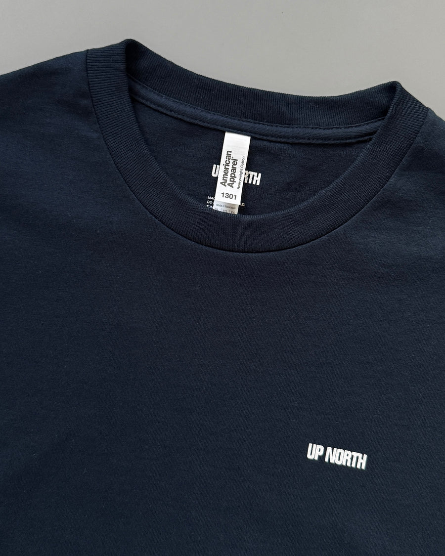 〈UP NORTH〉SMALL LOGO TEE