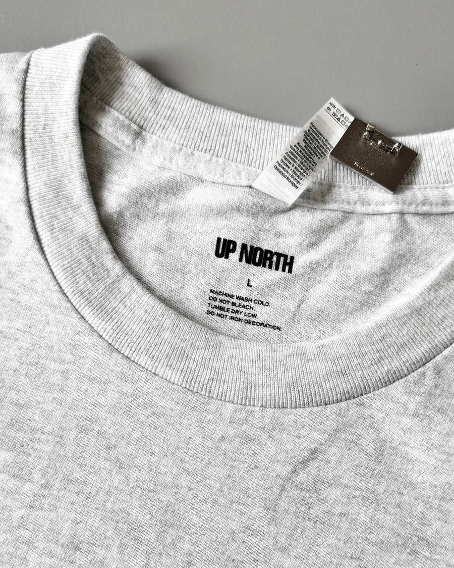 〈UP NORTH〉SMALL LOGO TEE