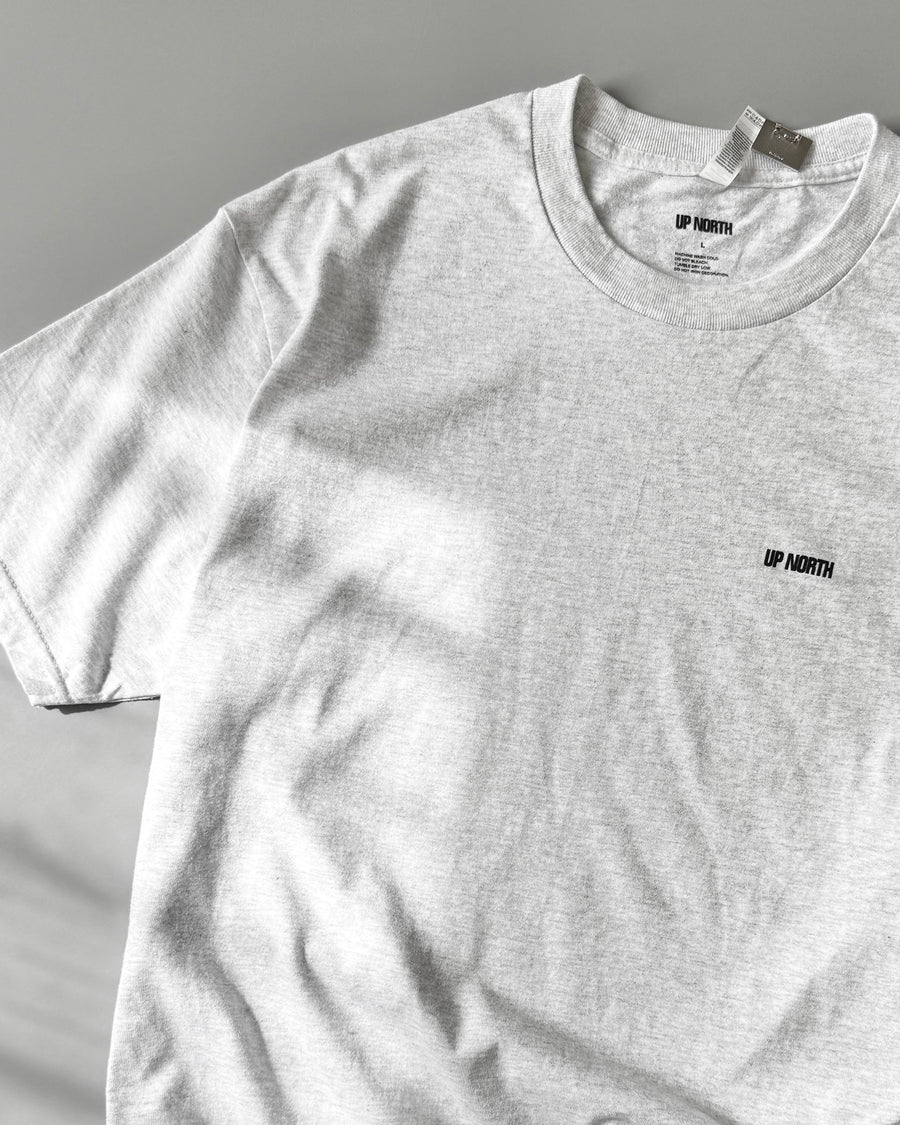 〈UP NORTH〉SMALL LOGO TEE